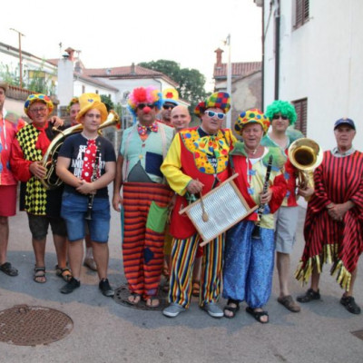 Ta konec tedna tradicionalna Guoštovca in šagra v maškarah