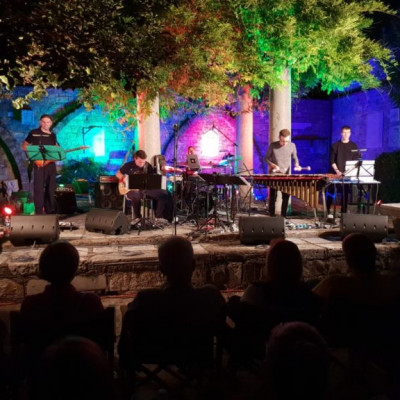 Festival JEFF: Vrt Pokrajinskega muzeja Koper oživel v melodijah jazz, etno in funky glasbe